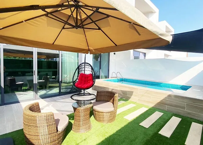 Nasma Luxury Stays - Vacation Villa With Private Pool Steps To The Sea